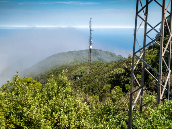 Beeld van telecommunicatietoren met speciale apparatuur voor het verzenden van signaal op de top van de berg — Stockfoto