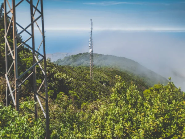 Toned beeld van communicatie signaal torens en antennes in het oerwoud op de berg — Stockfoto