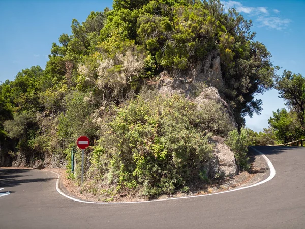 Image of sharp hairpin road turn going around high cliff in mountains — Stock Photo, Image