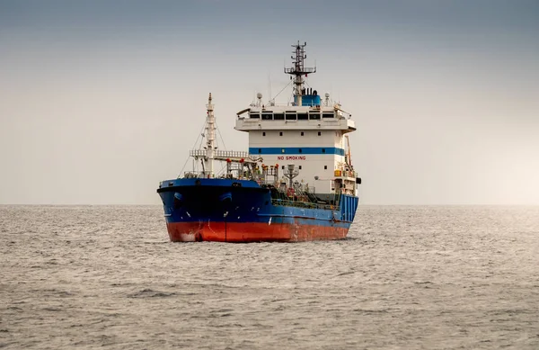 Hermosa imagen del viejo buque de carga oxidado o petrolero en el océano a la luz del atardecer —  Fotos de Stock