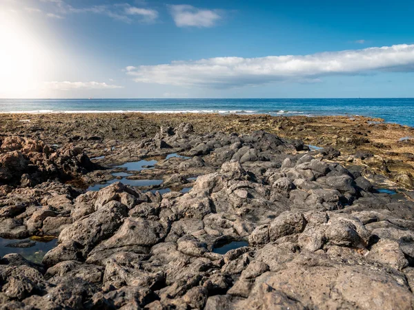 Piękny obraz skalistego wybrzeża oceanu ze skałami i klifami w jasny słoneczny dzień — Zdjęcie stockowe