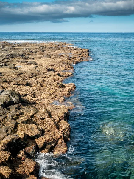 Piękny krajobraz ostrych klifów i skał oraz spokojna woda oceanu — Zdjęcie stockowe