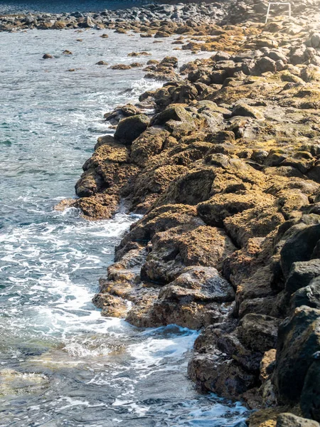 Bela imagem de ondas oceânicas rolando em rochas e falésias na costa — Fotografia de Stock