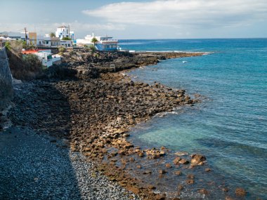 Okyanus kıyısındaki kayalıklardaki küçük köyün güzel bir görüntüsü.