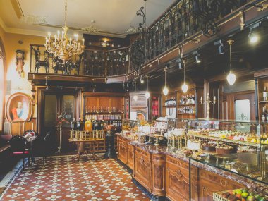 Eski Avrupa kentindeki eski vintage şekerleme veya kafenin tonlu görüntüsü