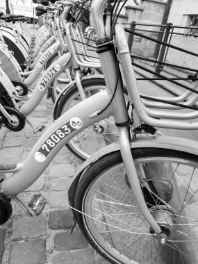 Eski kasabadaki bisiklet kirası parkındaki rakamların siyah beyaz görüntüsü