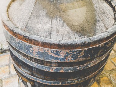 Yakından bakınca eski ahşap fıçının metal halkaları görünüyor.