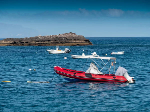 Όμορφη εικόνα φουσκωτά και πλαστικά μηχανοκίνητα σκάφη αγκυροβολημένα στη λιμνοθάλασσα του ωκεανού — Φωτογραφία Αρχείου