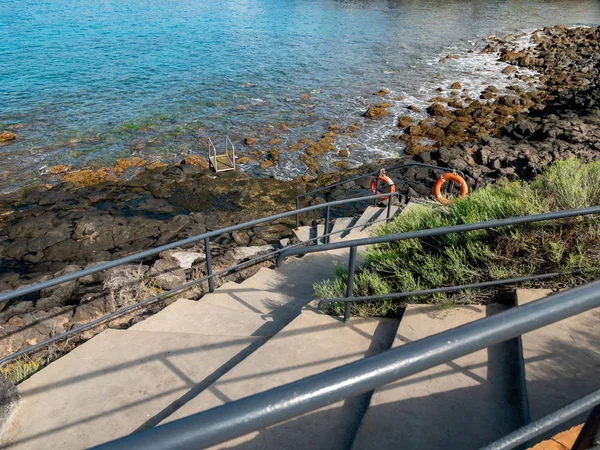 Hermosa imagen de escaleras de piedra con pasamanos que bajan a la playa del océano —  Fotos de Stock
