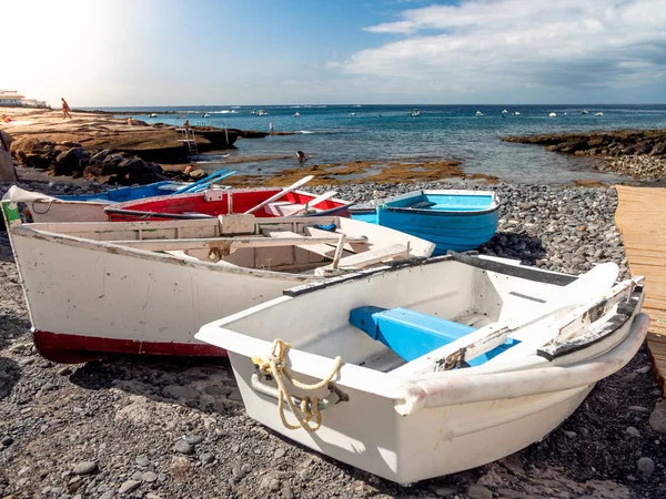 Hermosa imagen de coloridos botes de remo de madera que yacen en la playa del océano —  Fotos de Stock