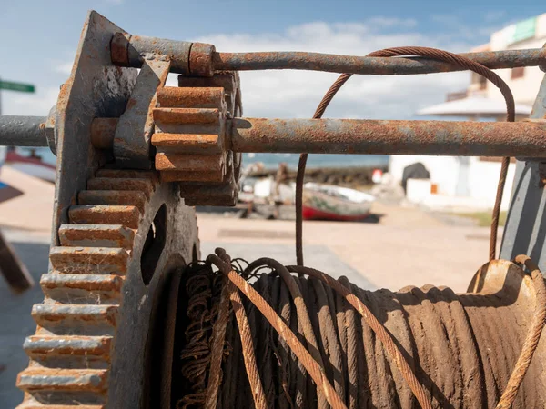 Närbild av gamla rostiga kugghjul och metallkabel i hamnutrustning — Stockfoto