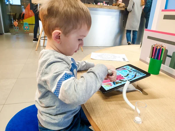 Retrato de niño pequeño de 3 años dibujando en tableta digital en el centro de educación — Foto de Stock