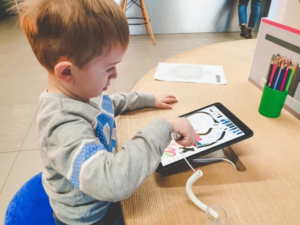 Immagine tonica del bambino che utilizza tablet per disegnare all'asilo o alla scuola primaria — Foto Stock