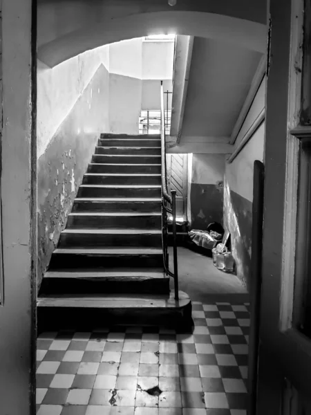 Imagem preto e branco do salão velho no edifício vivo com escadaria de madeira — Fotografia de Stock
