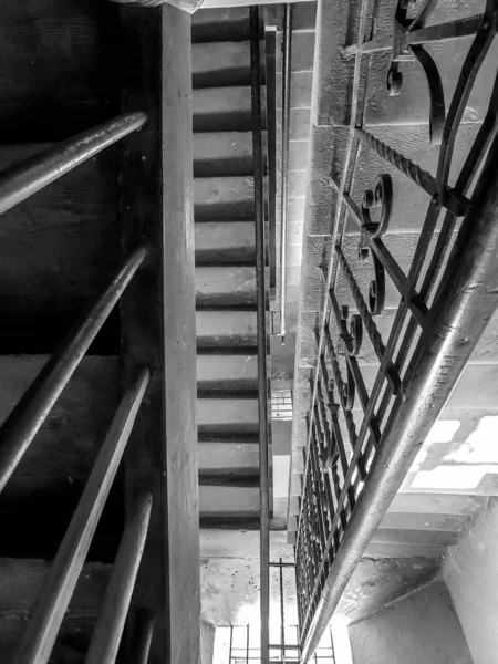 Imagen en blanco y negro de la antigua staricase de madera en un edificio antiguo — Foto de Stock