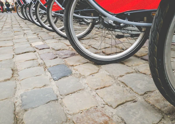 Fechar imagem tonificada de lotes de roda de bicicleta no estacionamento no aluguel de bicicletas — Fotografia de Stock