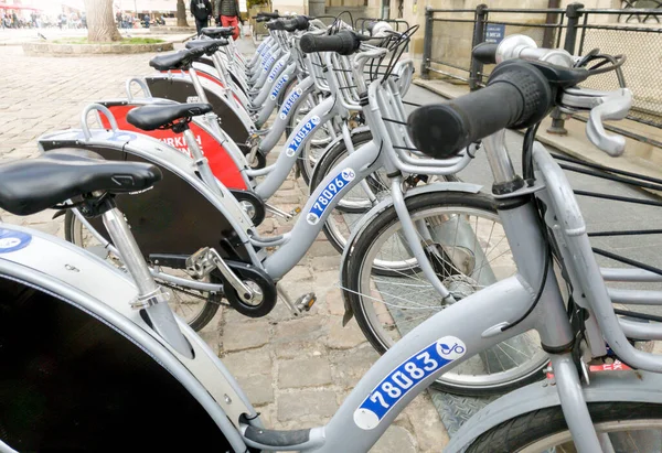 Immagine primo piano noleggio biciclette parcheggio sul centro storico aquare — Foto Stock