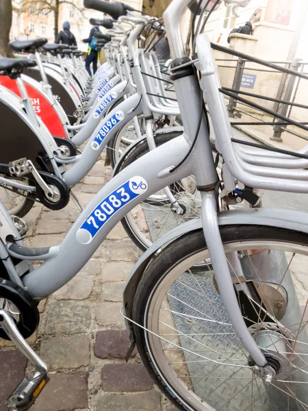 Close-up foto de aluguel de bicicletas estacionadas na antiga rua estreita da cidade europeia — Fotografia de Stock