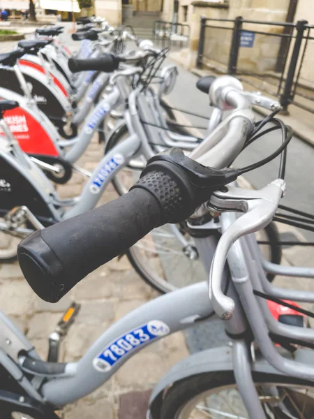 Closeup foto tonificada do punho da bicicleta e quadro no estacionamento de aluguel de bicicletas — Fotografia de Stock