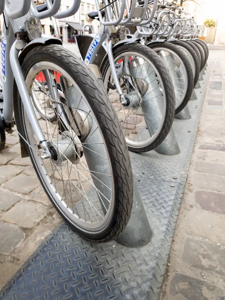 古いヨーロッパの町で自転車のレンタル駐車場にロックされている自転車のクローズアップイメージ — ストック写真