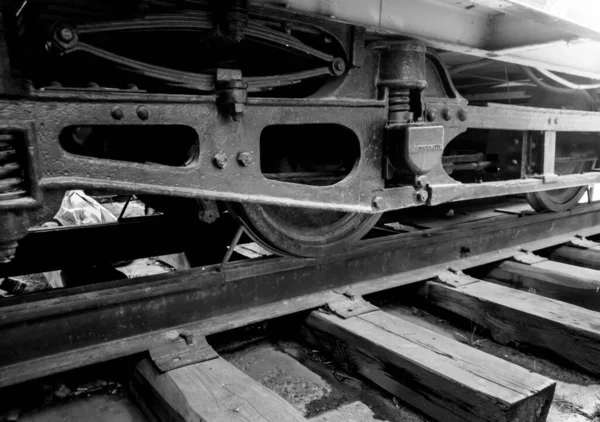 Close-up zwart-wit beeld van oude vintage tram wielen op rails — Stockfoto