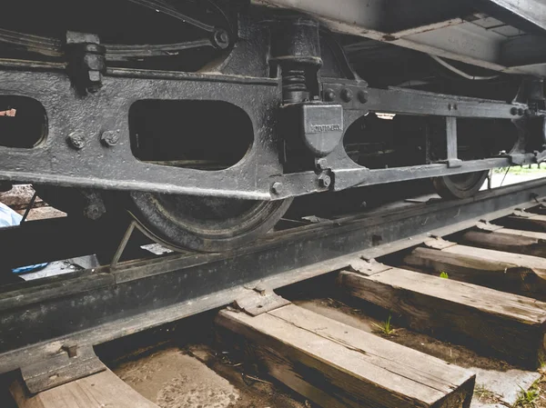 Szekrény tónusú fénykép régi antik villamos vagy vonat kerekek a vasúton — Stock Fotó