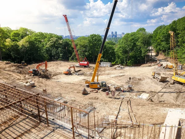 Image of building site of modern building. Working cranes and trucks — Stock Photo, Image