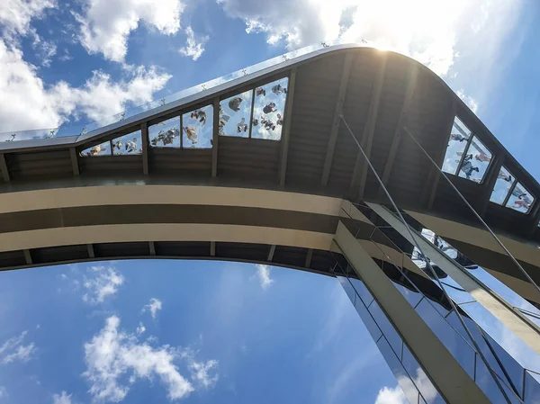 Vista desde el suelo sobre puente peatonal con suelo de cristal transparente — Foto de Stock