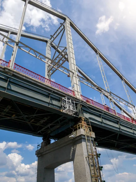 Vista do chão na ponte de suspensão de metal velho contra o céu azul claro — Fotografia de Stock