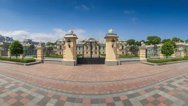 Image panoramique du beau palais victorien derrière la haute clôture forgée et le jardin — Photo