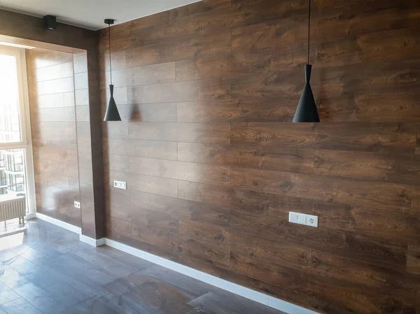 Obraz nowoczesnego wnętrza z ciemnobrązowymi drewnianymi panelami na ścianach — Zdjęcie stockowe
