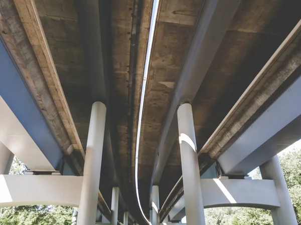 Imagem tonificada de rodovia elevada curva em colunas de cocnrete — Fotografia de Stock