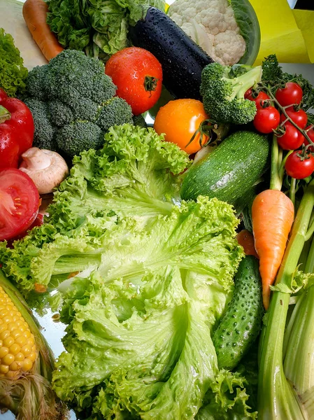 Großaufnahme eines großen Sortiments an frischem und reifem Gemüse — Stockfoto