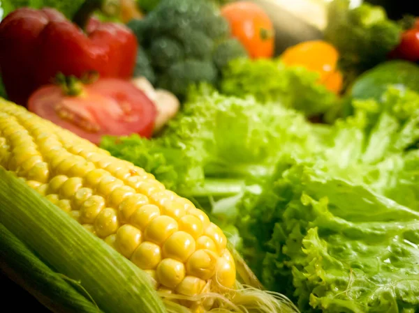 Makroaufnahme von gesundem und reifem Gemüse, das auf dem Tisch liegt. Konzept der gesunden Ernährung — Stockfoto