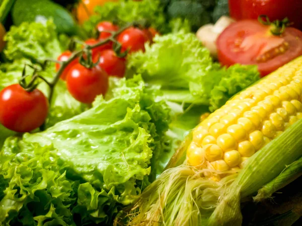 Makroaufnahme von frischen Tomaten-, Mais- und Salatblättern. Konzept der gesunden Ernährung — Stockfoto