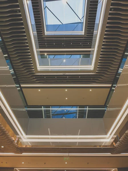 Tönendes Bild eines schönen Atriums mit Glas und Holzbalkonen in einem modernen Geschäftshaus — Stockfoto