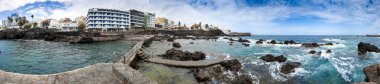 İspanya 'nın Tenerife adasındaki Puerto de la Cruz kasabasının panoramik görüntüsü