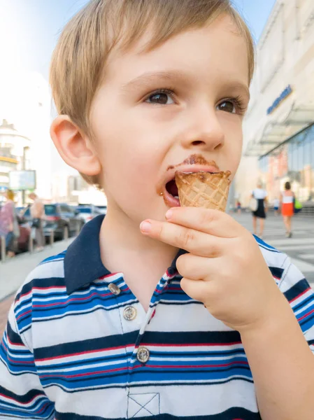Sokakta dondurma yiyen küçük çocuğun yakın plan portresi. — Stok fotoğraf