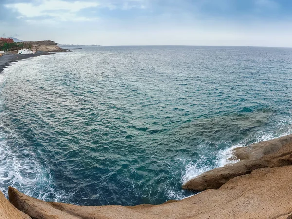 Hermosa vista desde el acantilado en el puerto y la playa del océano —  Fotos de Stock