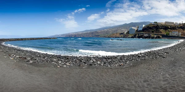Hermosa imagen panorámica de la playa vacía con arena negra volcánica en el día soleado. Tenerife, Islas Canarias, España — Foto de Stock