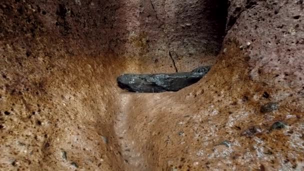 4k video di macchina fotografica che vola fuori dalla grotta sottomarina nell'oceano — Video Stock