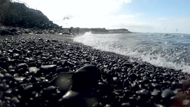 Vídeo subacuático en cámara lenta de olas oceánicas moviéndose y rodando guijarros y piedras en la playa del mar — Vídeos de Stock