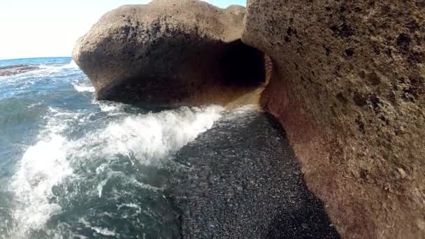 Lassú mozgás videó óceán hullámok fékezés nagy sziklák a strandon — Stock videók