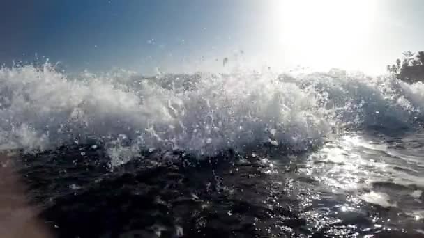 Vídeo en cámara lenta de las olas del océano rodando y rompiendo en un día soleado — Vídeos de Stock