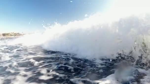 Vidéo au ralenti de grosses vagues océaniques roulant sur la plage 