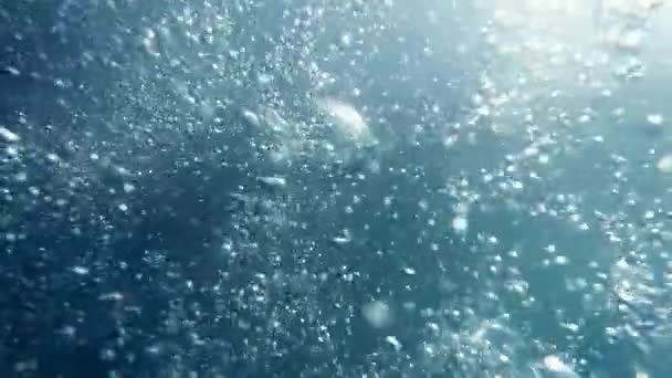 Video de fondo de cámara lenta de muchas burbujas de aire flotando hasta la superficie del mar desde el fondo — Vídeo de stock