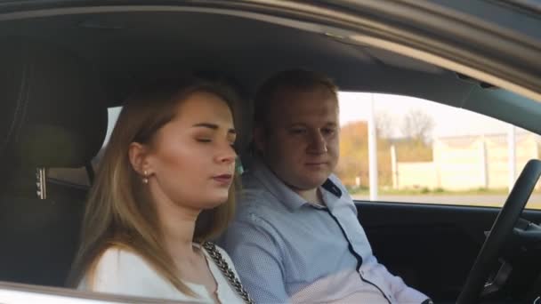 4k βίντεο με όμορφη σέξι γυναίκα φιλώντας τον άντρα της στο αυτοκίνητο και περπατώντας στο γραφείο — Αρχείο Βίντεο