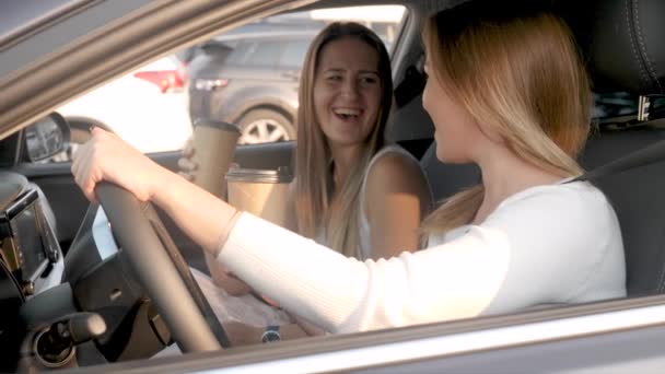 4k video de dos amigas felices hablando y riendo mientras viajan en coche — Vídeos de Stock