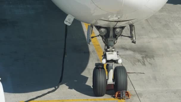 4k video del avión preparándose para el vuelo mientras espera a los pasajeros que embarcan en la puerta del aeropuerto — Vídeos de Stock