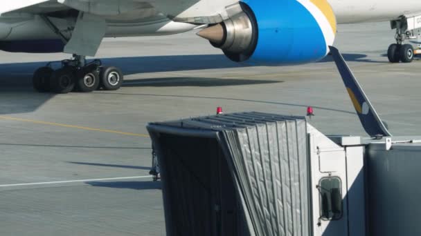 4k βίντεο αργής κίνησης του μεγάλου επιβατικού αεροπλάνου που τραβιέται από γερανό στο διάδρομο ή λωρίδα απογείωσης στο αεροδρόμιο — Αρχείο Βίντεο